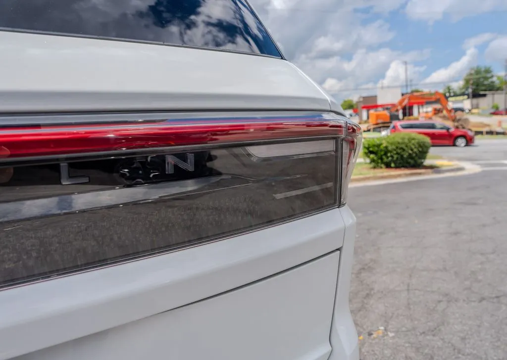 Lincoln Navigator L photo 32