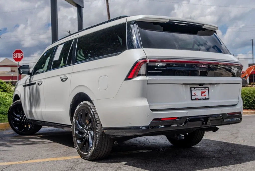 Lincoln Navigator L photo 27