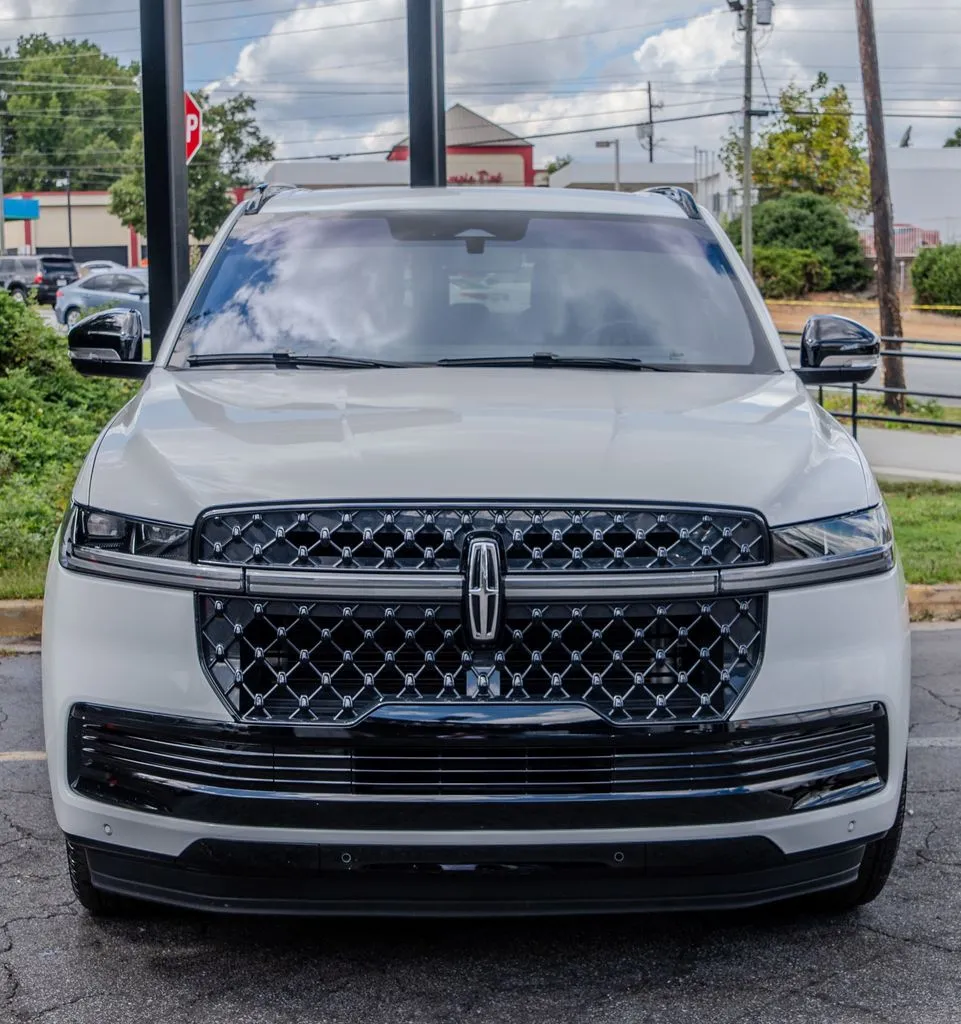 Lincoln Navigator L photo 2