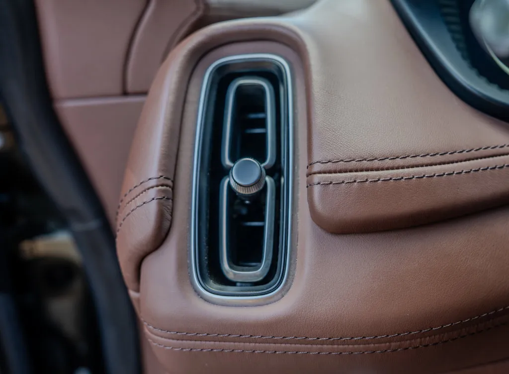 Aston Martin DBX photo 8