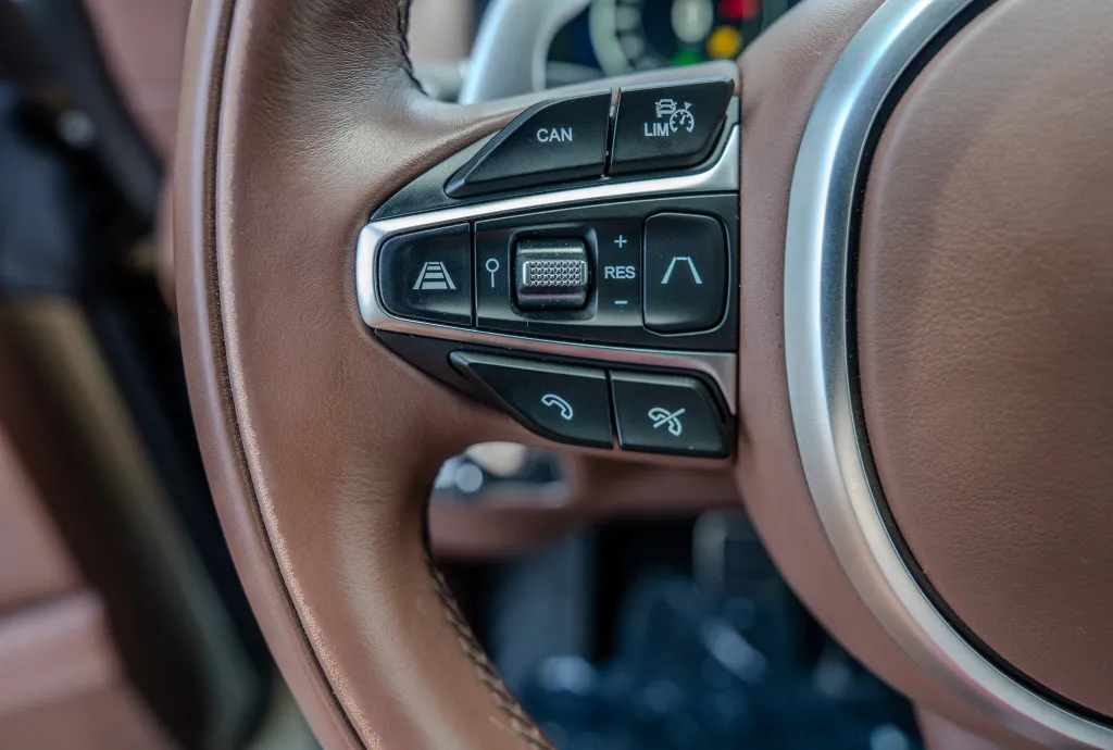Aston Martin DBX photo 6