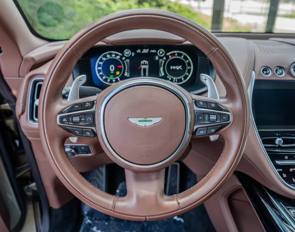 Aston Martin DBX photo 5