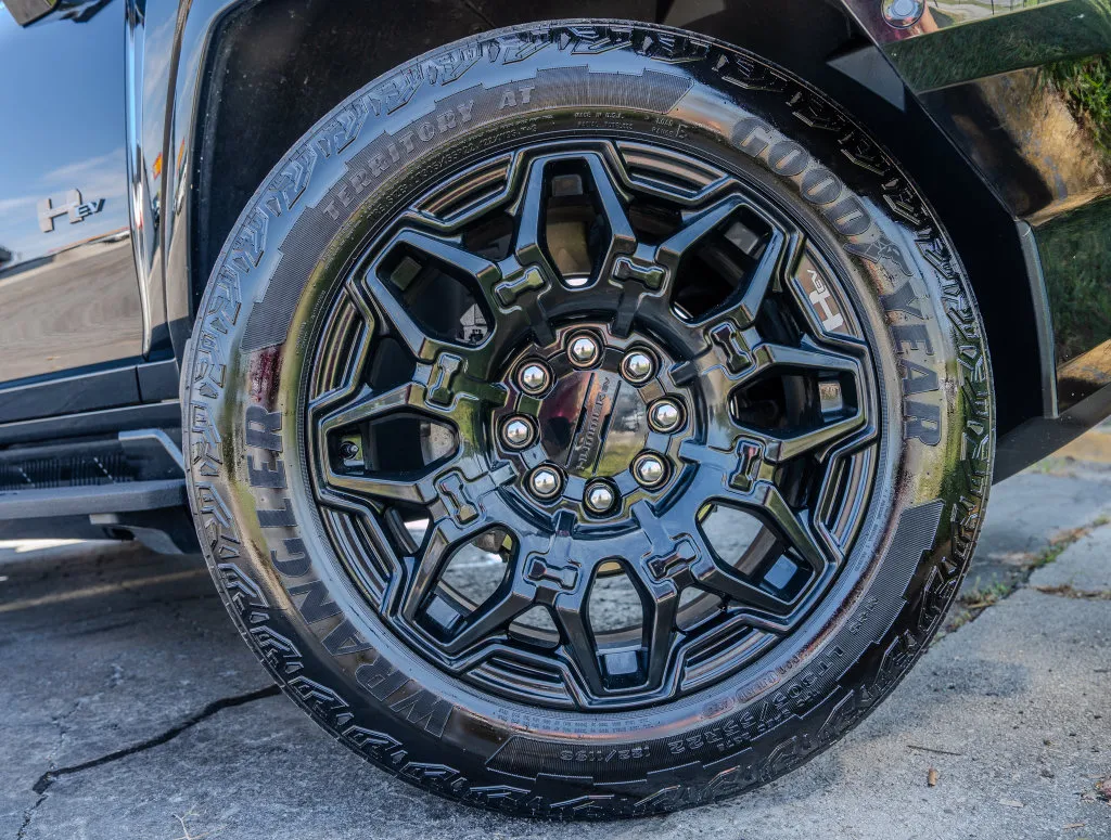 GMC Hummer EV Pickup photo 31