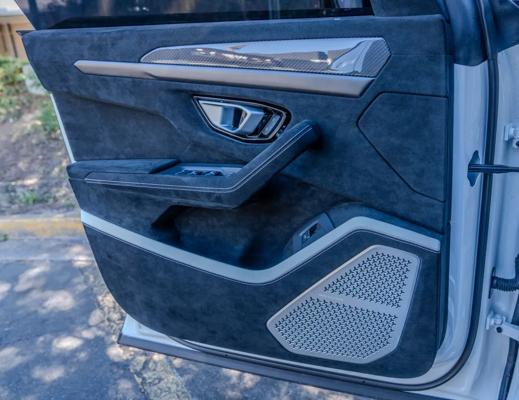 Lamborghini URUS photo 14