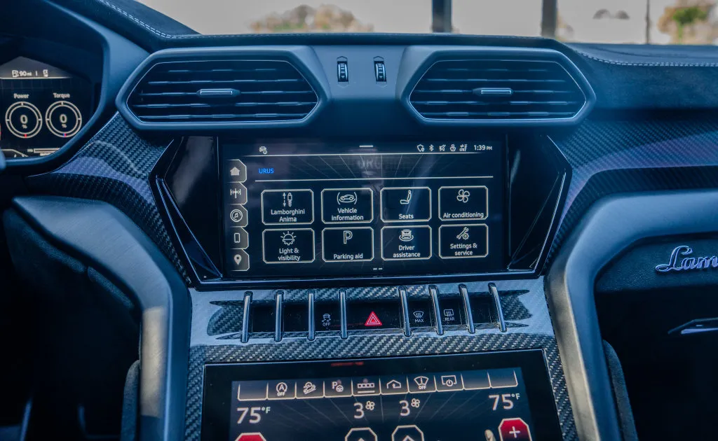 Lamborghini URUS photo 11