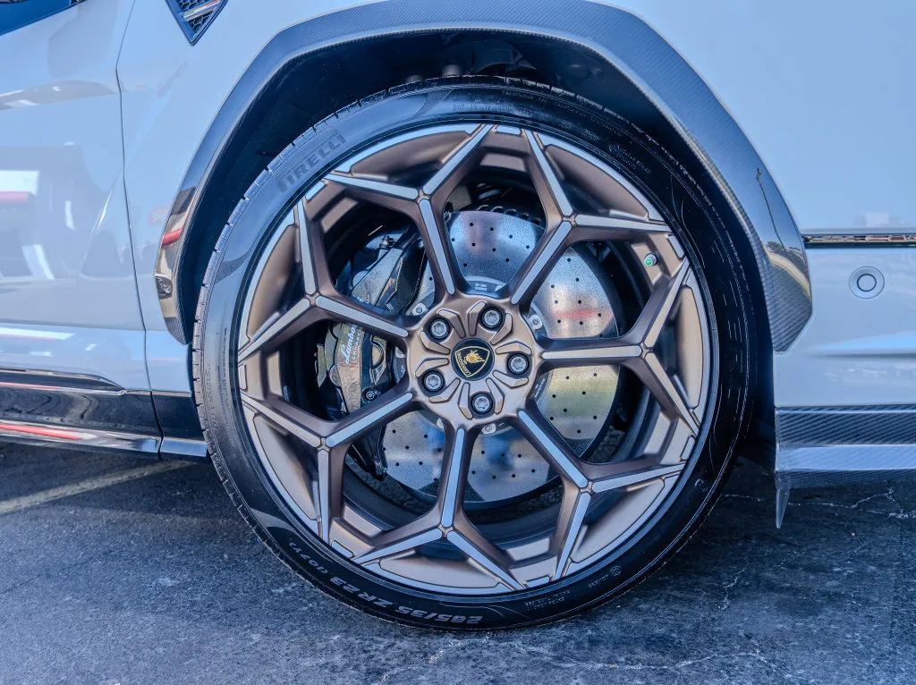 Lamborghini URUS photo 32