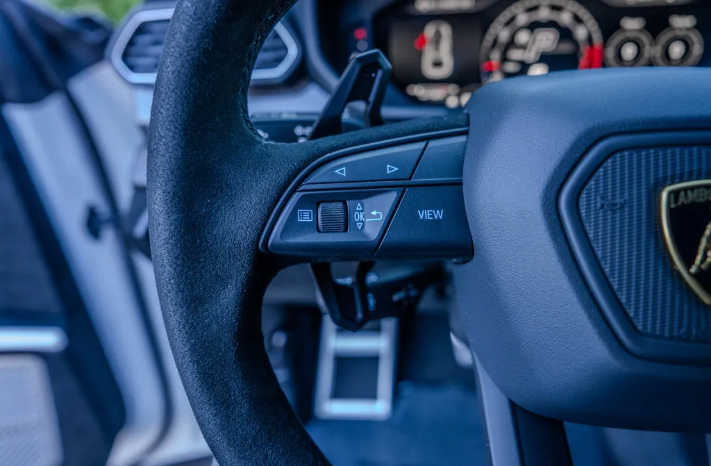 Lamborghini URUS photo 6