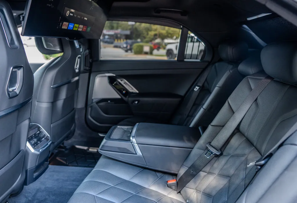 BMW 7 Series photo 24
