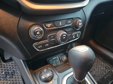 More photos of 2014 Jeep Cherokee Latitude at Lakeway Auto Sales, TN