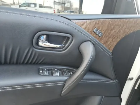 More photos of 2015 INFINITI QX80 at Lakeway Auto Sales, TN