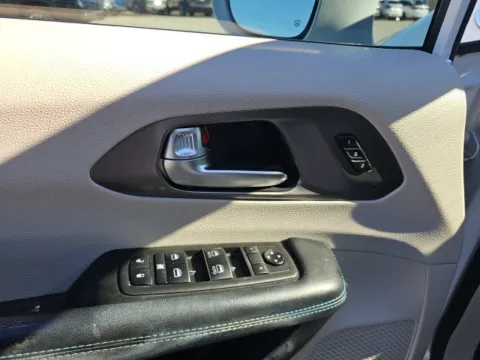 More photos of 2021 Chrysler Pacifica Touring L at Lakeway Auto Sales, TN