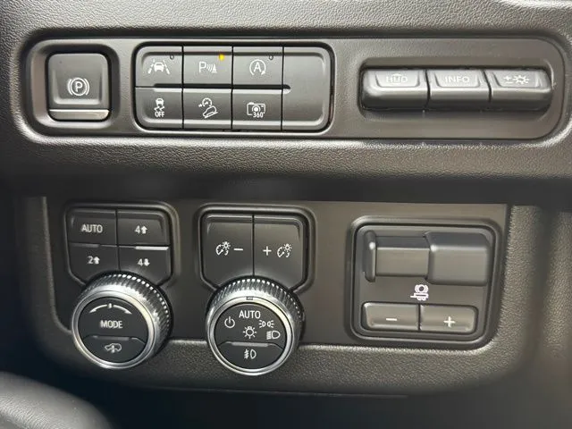 2024 GMC Yukon AT4 - Photo 15