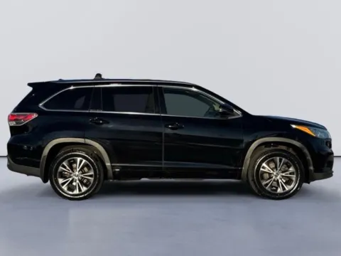 Photos of 2016 Toyota Highlander XLE V6 for sale in Morristown, TN at Lakeway Auto Sales