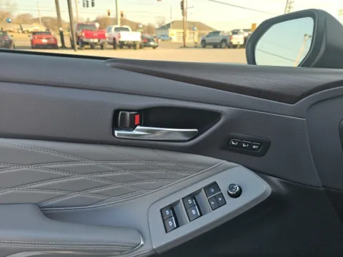 More photos of 2021 Toyota Avalon Hybrid Limited at Lakeway Auto Sales, TN