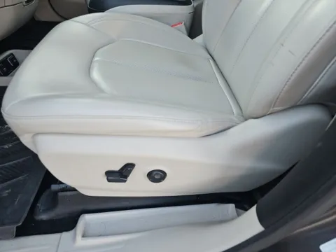 More photos of 2021 Chrysler Voyager LXI at Lakeway Auto Sales, TN