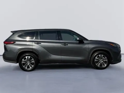 Photos of 2020 Toyota Highlander XLE for sale in Morristown, TN at Lakeway Auto Sales