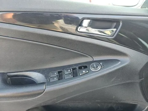 More photos of 2014 Hyundai Sonata SE at Lakeway Auto Sales, TN