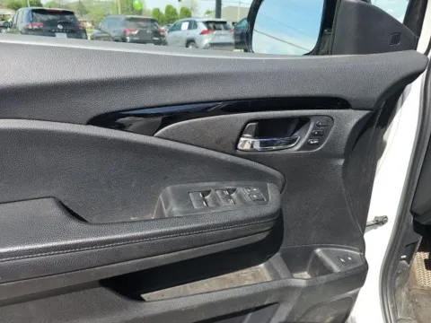 More photos of 2022 Honda Pilot Touring at Lakeway Auto Sales, TN