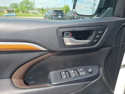 More photos of 2018 Toyota Highlander Limited Platinum at Lakeway Auto Sales, TN