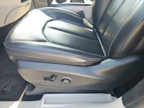 More photos of 2023 Chrysler Pacifica Touring L at Lakeway Auto Sales, TN