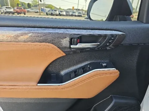 More photos of 2023 Toyota Highlander Platinum at Lakeway Auto Sales, TN