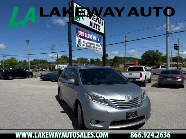 2015 Toyota Sienna Limited V6 7-Passenger's photo