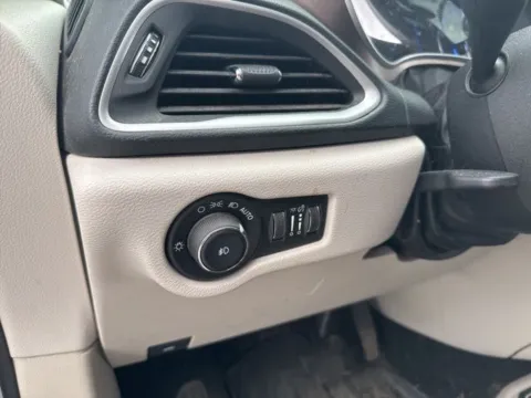 More photos of 2017 Chrysler Pacifica Touring L at Lakeway Auto Sales, TN