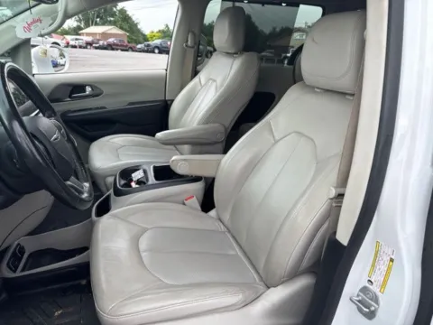 More photos of 2021 Chrysler Pacifica Hybrid Touring L at Lakeway Auto Sales, TN