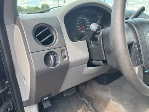 More photos of 2004 Ford F-150 XLT at Lakeway Auto Sales, TN