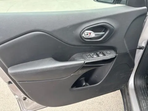 More photos of 2019 Jeep Cherokee Altitude at Lakeway Auto Sales, TN