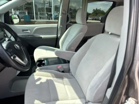 More photos of 2020 Toyota Sienna LE at Lakeway Auto Sales, TN