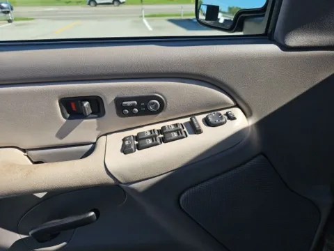 More photos of 2000 GMC Yukon XL SLT 1500 at Lakeway Auto Sales, TN