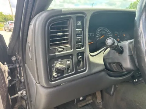 More photos of 2005 Chevrolet Silverado 2500HD LS at Lakeway Auto Sales, TN