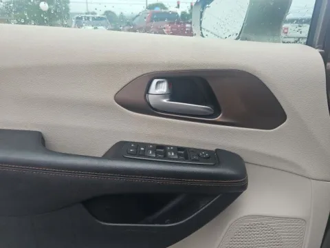 More photos of 2017 Chrysler Pacifica Touring L at Lakeway Auto Sales, TN