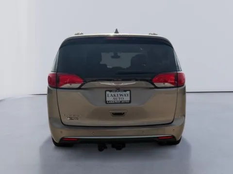 More photos of 2017 Chrysler Pacifica Touring L at Lakeway Auto Sales, TN