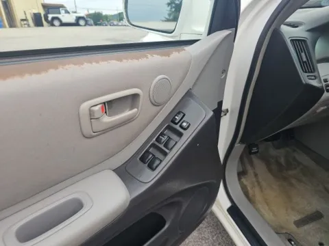 More photos of 2005 Toyota Highlander V6 at Lakeway Auto Sales, TN