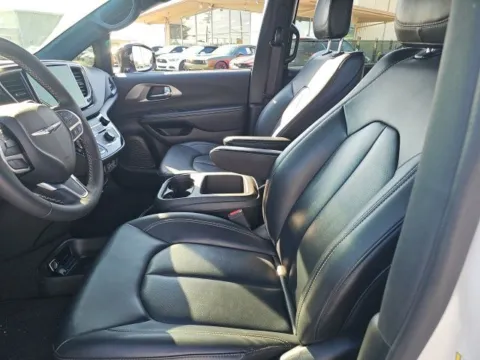 More photos of 2025 Chrysler Pacifica Select at Lakeway Auto Sales, TN