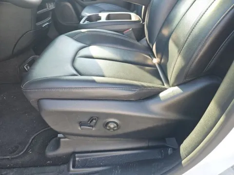 More photos of 2025 Chrysler Pacifica Select at Lakeway Auto Sales, TN
