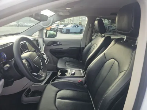 More photos of 2024 Chrysler Pacifica Hybrid Select at Lakeway Auto Sales, TN