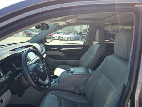 More photos of 2016 Toyota Highlander XLE V6 at Lakeway Auto Sales, TN