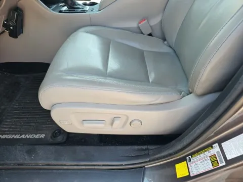 More photos of 2016 Toyota Highlander XLE V6 at Lakeway Auto Sales, TN