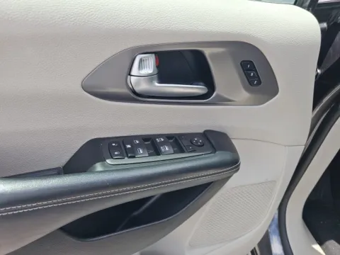 More photos of 2022 Chrysler Pacifica Touring L at Lakeway Auto Sales, TN