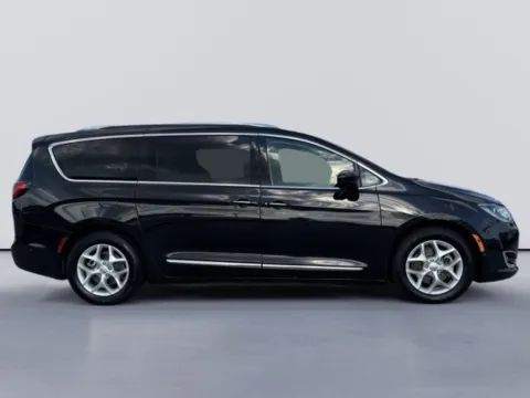 More photos of 2017 Chrysler Pacifica Touring L Plus at Lakeway Auto Sales, TN