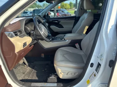 More photos of 2020 Toyota Highlander Limited at Lakeway Auto Sales, TN
