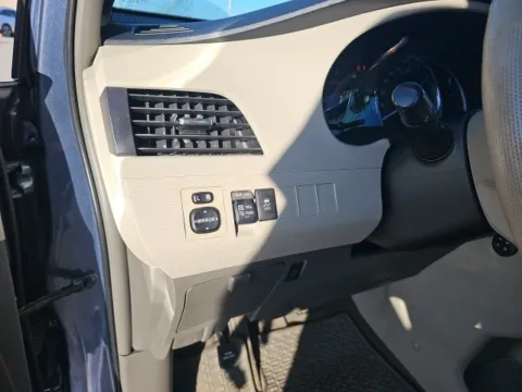 More photos of 2014 Toyota Sienna XLE at Lakeway Auto Sales, TN