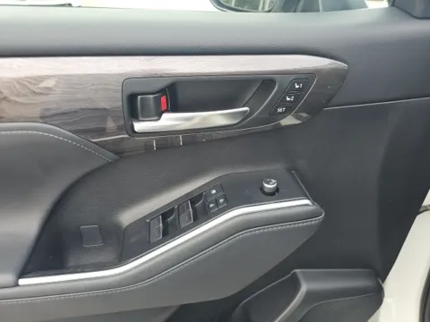 More photos of 2021 Toyota Highlander Limited at Lakeway Auto Sales, TN