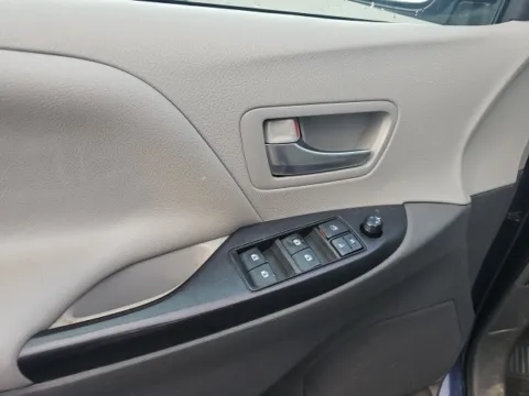More photos of 2019 Toyota Sienna LE at Lakeway Auto Sales, TN