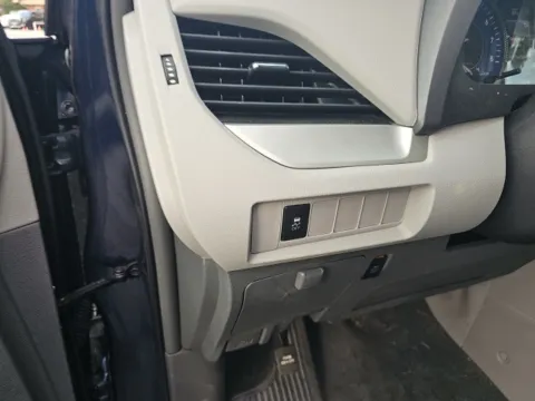 More photos of 2019 Toyota Sienna LE at Lakeway Auto Sales, TN