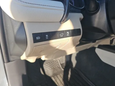 More photos of 2020 Toyota Camry Hybrid LE at Lakeway Auto Sales, TN
