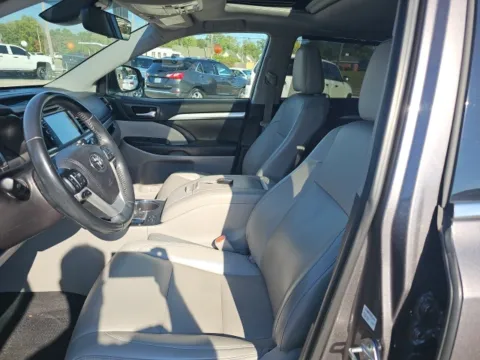 Photos of 2019 Toyota Highlander SE for sale in Morristown, TN at Lakeway Auto Sales